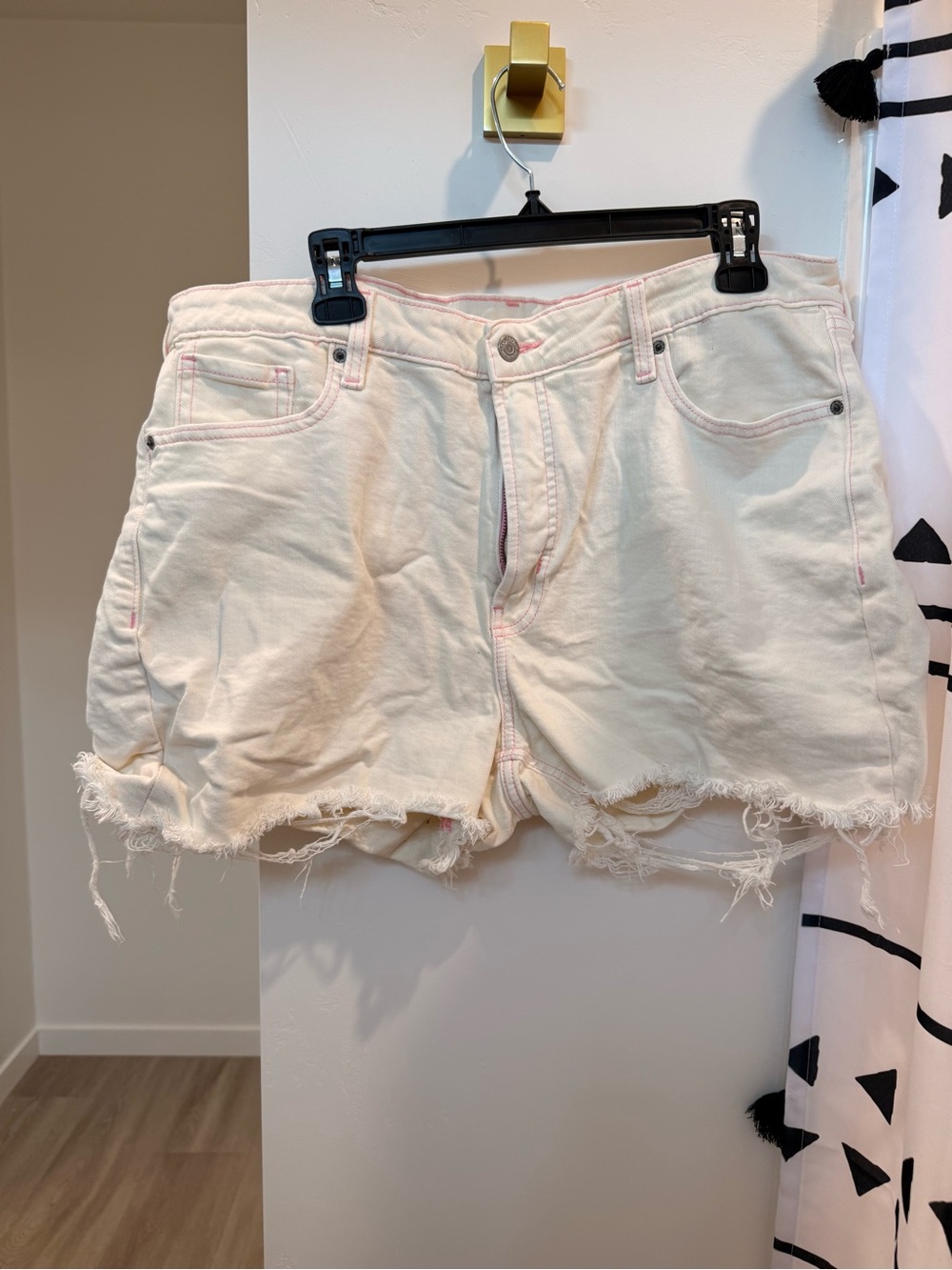 Old Navy 18 OG Straight High-Rise White Frayed Hem Denim Shorts
